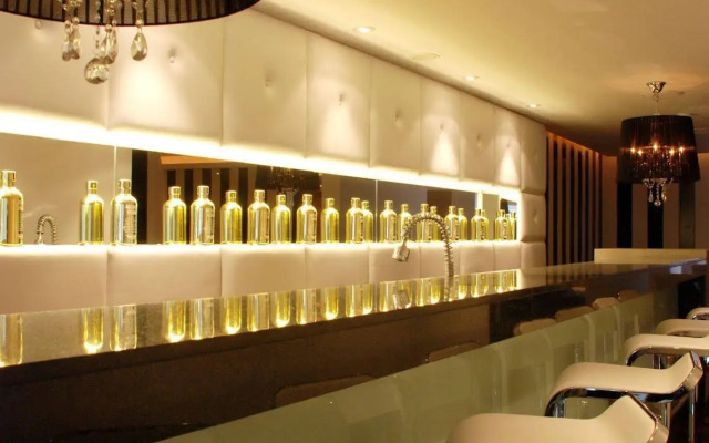 Le Parc Hotel, Beyond Stars