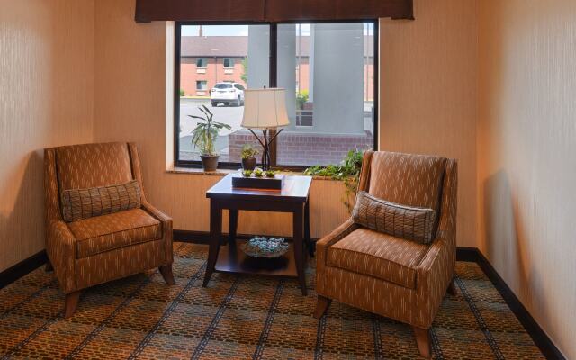 Holiday Inn Express and Suites Fairmont by IHG