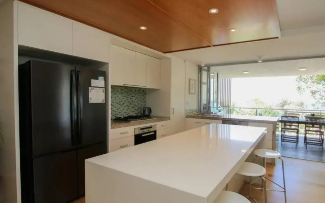 Waves 8 - 2 minutes stroll to the beach + pool