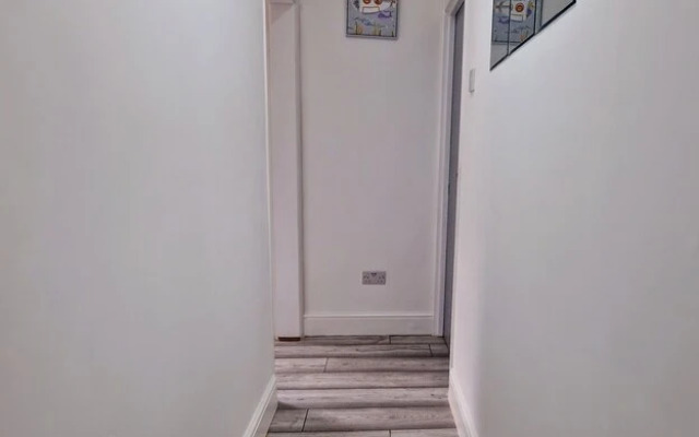 5 Bed Family Home Greater London, Free Parking