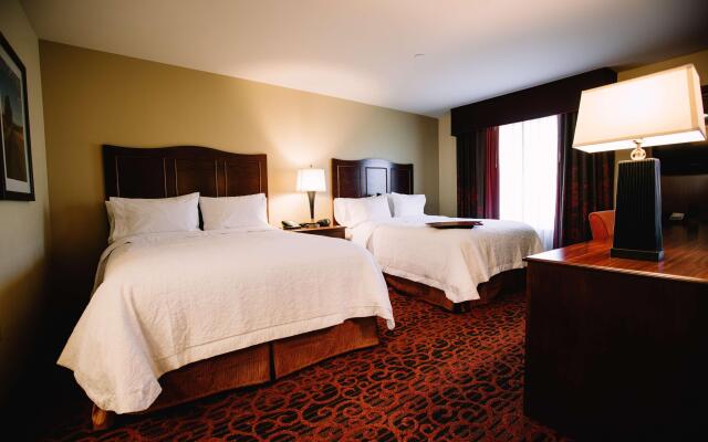 Hampton Inn & Suites Minot Airport