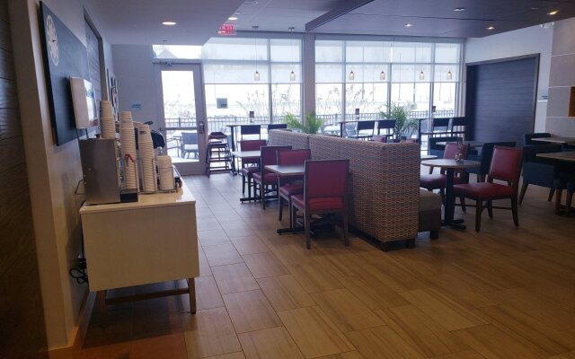 Holiday Inn Express & Suites Altoona by IHG