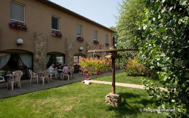 Hôtel-Restaurant La Crèche et sa piscine intérieure - Logis Hôtels