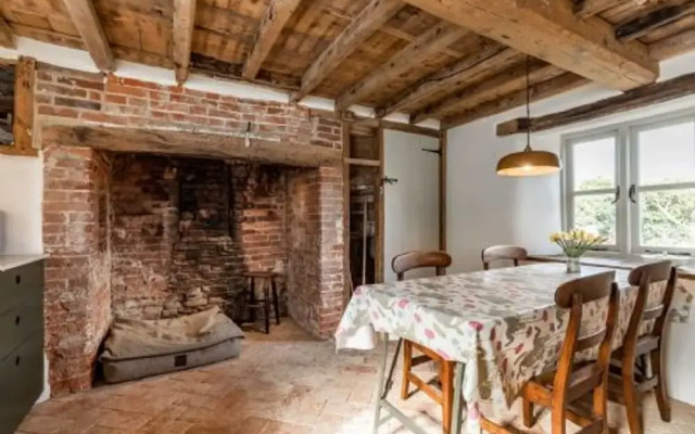 Host Stay White End