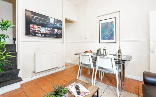 Birmingham Townhouse With Garden and Parking