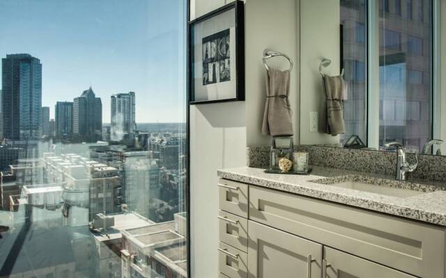 Luxury 2BR Apt In Uptown City View