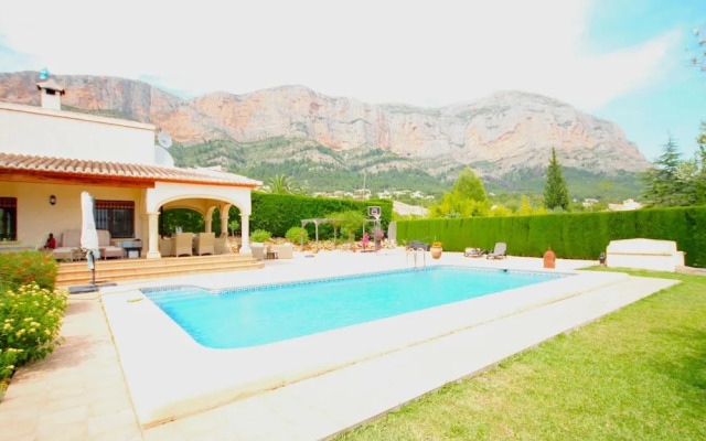 Fanila in J vea With 4 Bedrooms and 3 Bathrooms