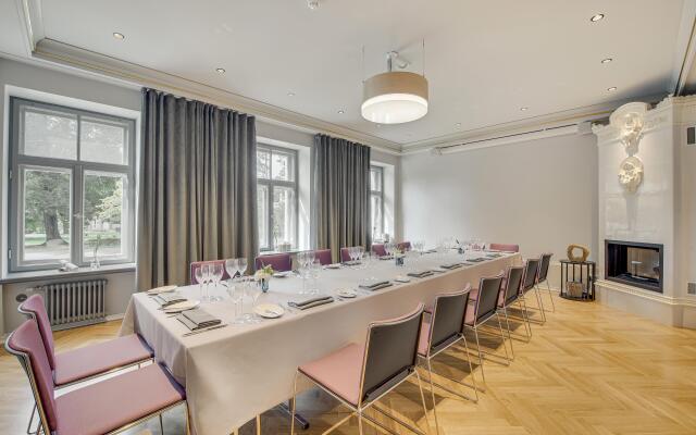 Grand Poet Hotel by Semarah