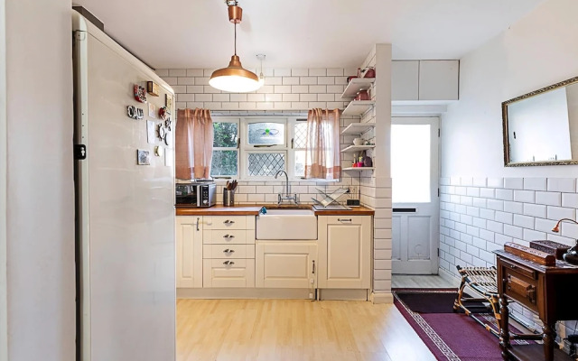 Stylish & Spacious 3-bed Home in Vibrant Bow