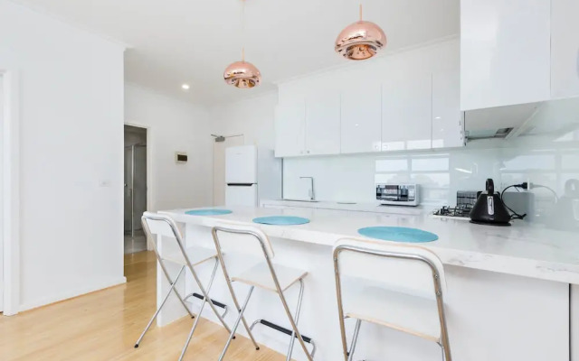 ROLAND, 1BDR Melbourne Apartment