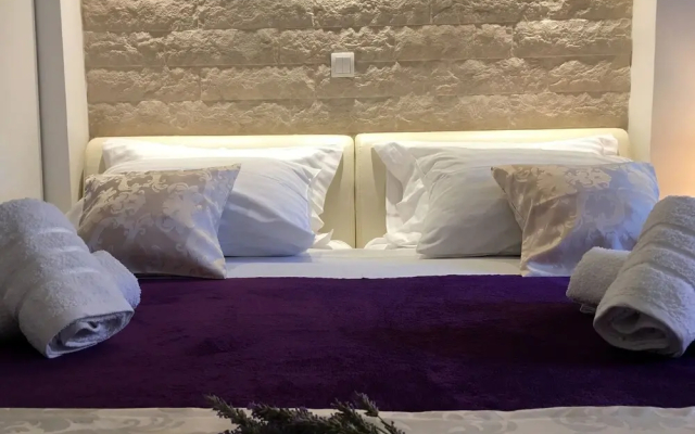 Central Split Rooms and apartment Paese