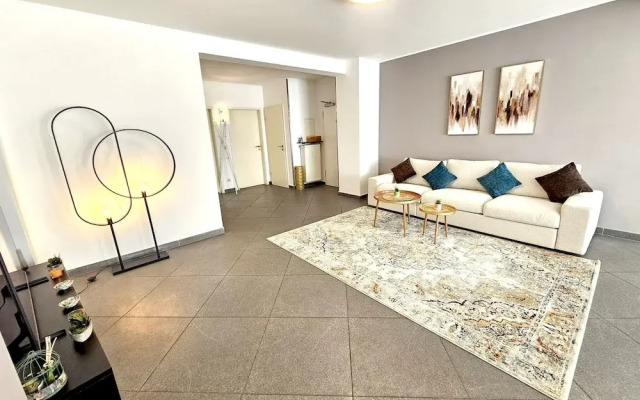 Well Appointed 2BR w terrace&parking