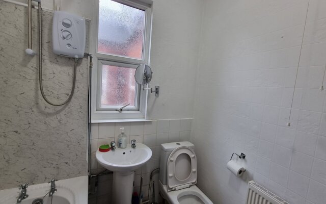 Spacious 4-bed House Great Location Coventry