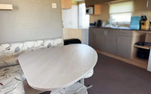 Beachside Caravan Retreat in Lowestoft Sleeps 4