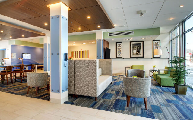 Holiday Inn Express & Suites Galesburg, an IHG Hotel