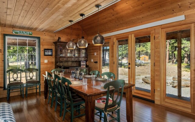 Pine Acres 4 Bedroom Home by NW Comfy Cabins by RedAwning