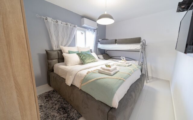 Stunning 3Bdr Apt Prime Location