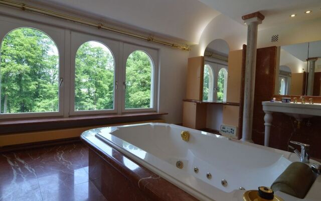 Luxurious Mansion in Brakel with Pond