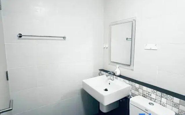 Studio Near Central Festival +Street Parking