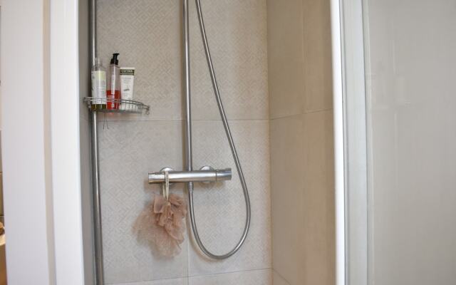 Cosy 1 Bedroom Flat in Paris With Terrace