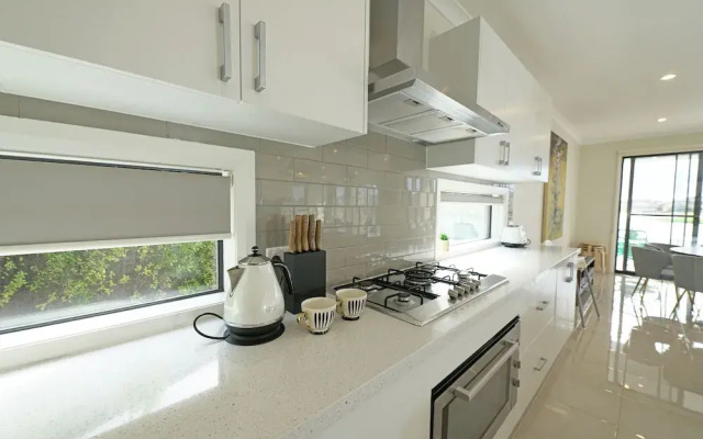 Luxury Waterfront SpaciousHouse Lakeview