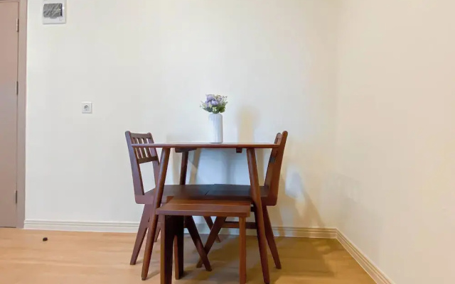 Warm And Cozy 1Br With Makeup Room At Meikarta Apartment