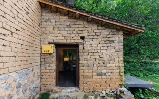 Qilu Hotel