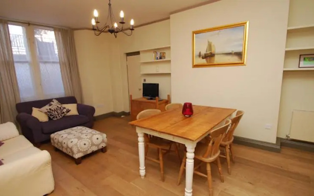 The London Agent - Hurlingham Mansion Flat SW6