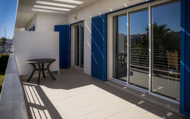 B06 - Top-Floor Marina Club 2 Bed Apartment