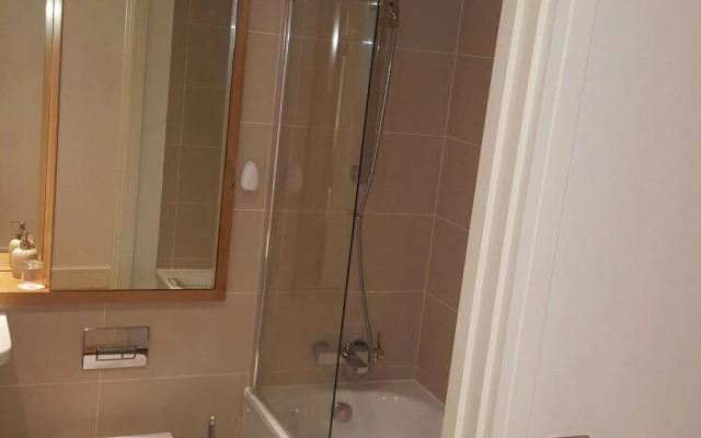 2 Bedroom Apartment on the River Thames