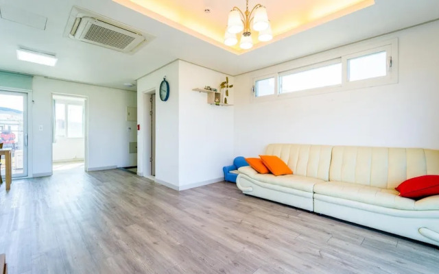 Jeju Byeoleuldameunbaramarae Pension