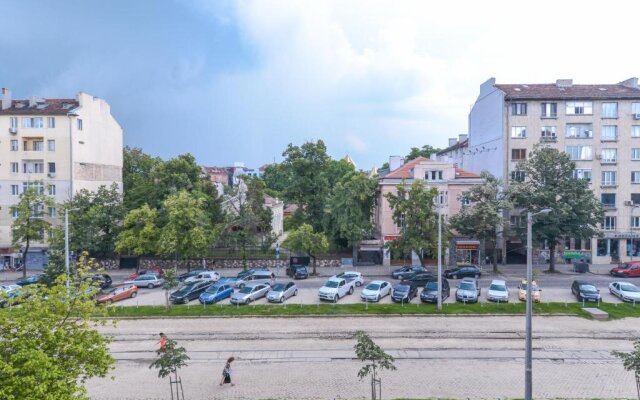 Visit Sofia | Macedonia Square Central Apartment
