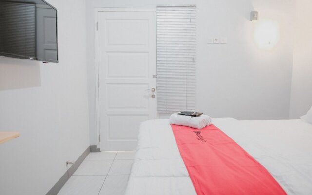 RedDoorz Syariah near Siloam  Hospital Kebon Jeruk