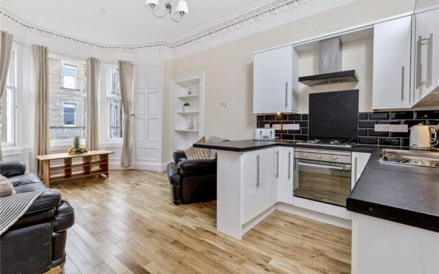 5 Bedroom Flat With Great Views In Bruntsfield