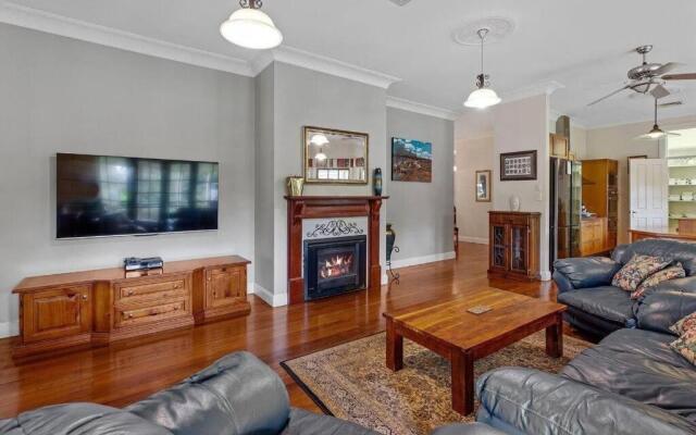 Palatial Queenslander for Groups of Family & Friends!