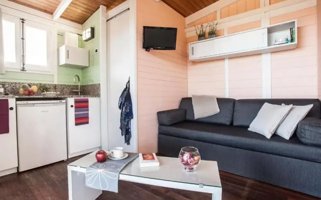 Beautiful Wooden Bungalow With Shared Pool