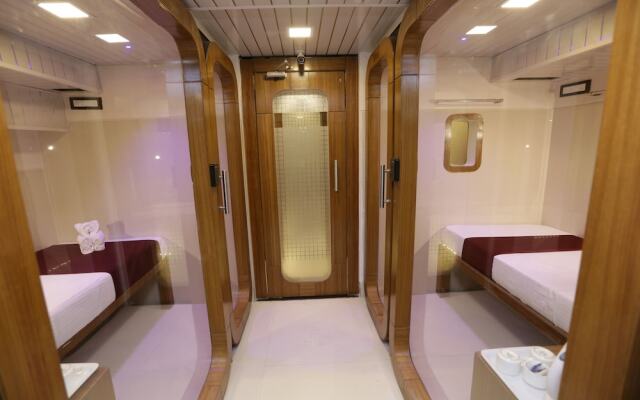 Qubestay Airport Capsule Hotel & Hostel