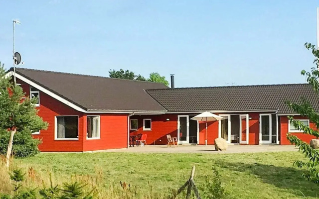 Rustic Holiday Home in Ebeltoft with Hot Tub