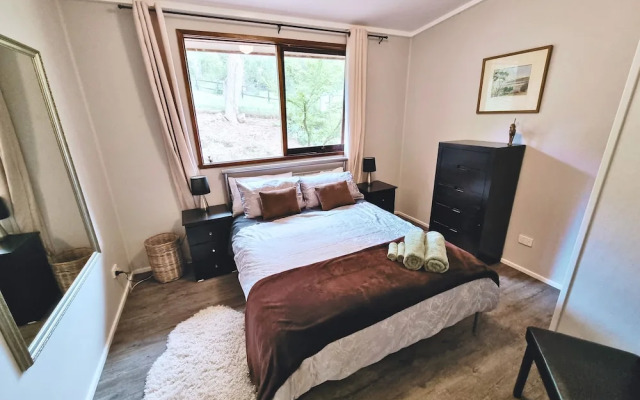 Rustic Country Lane Farmhouse in Lysterfield