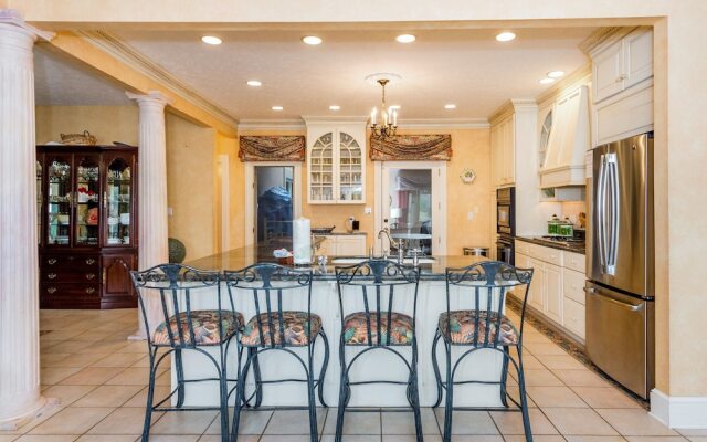 Magnificant & Private Lakefront 5 Bedroom Home