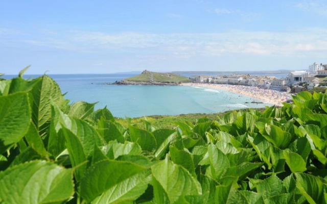 Una St. Ives
