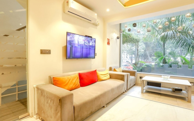 FabHotel JHS Studio- Nr. Phase 1 Metro Station Gurgaon
