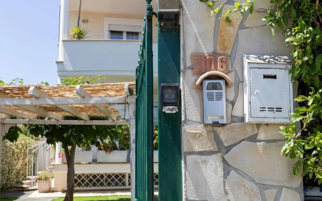 Nice villa only 100m from the beach
