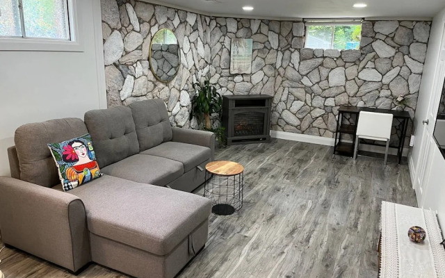 Adorable 1 Bedroom Suite With Kitchen &
