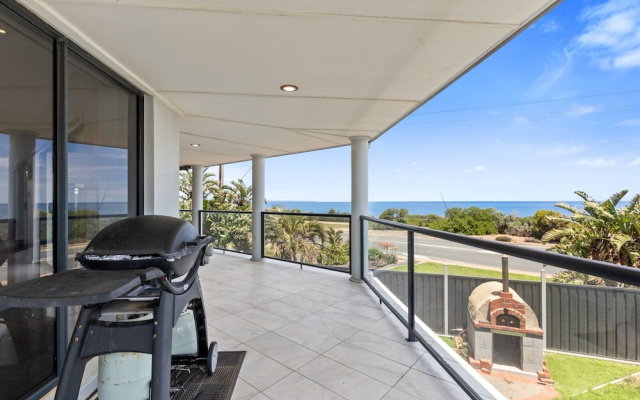 Wine Region Coastal Retreat on The Esplanade