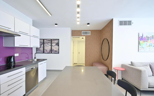 Designed 3BR in Frishman 15 by HolyGuest