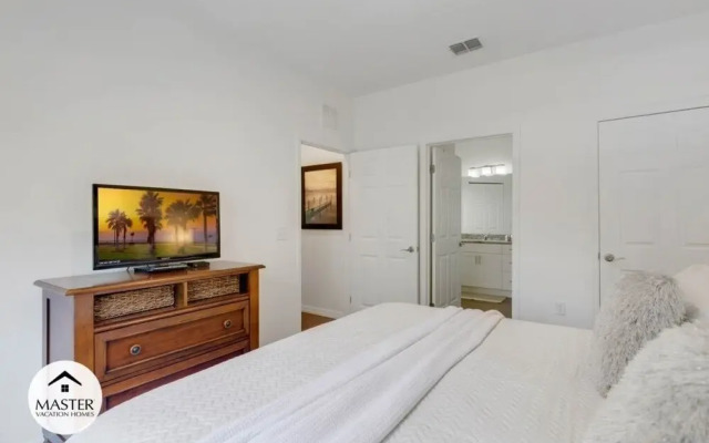 4 Bedroom Lucaya Village Townhouse by RedAwning