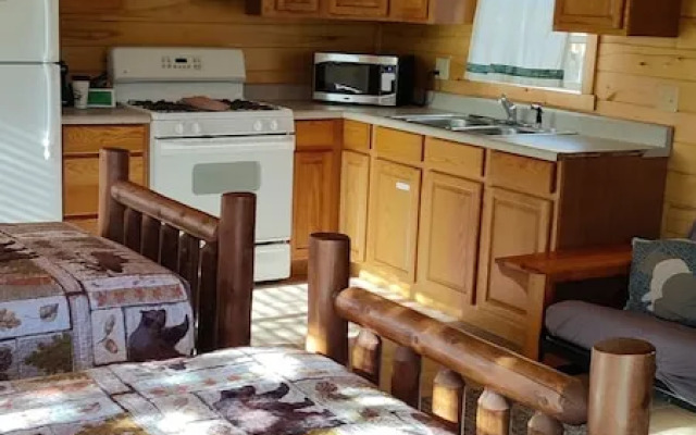 Twin Pines Lodge & Cabins