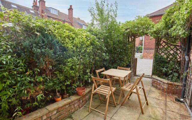 Host Stay Raven House