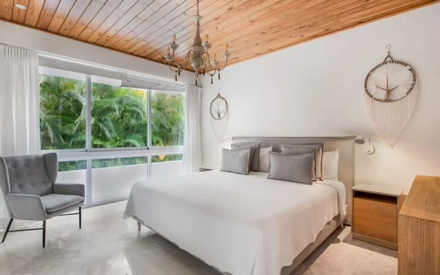 Modern Luxury 6 BR Tropical Retreat With Pool